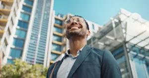 homme souriant regardant vers le haut