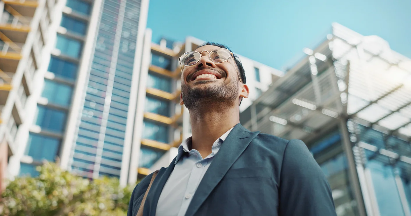 homme souriant regardant vers le haut