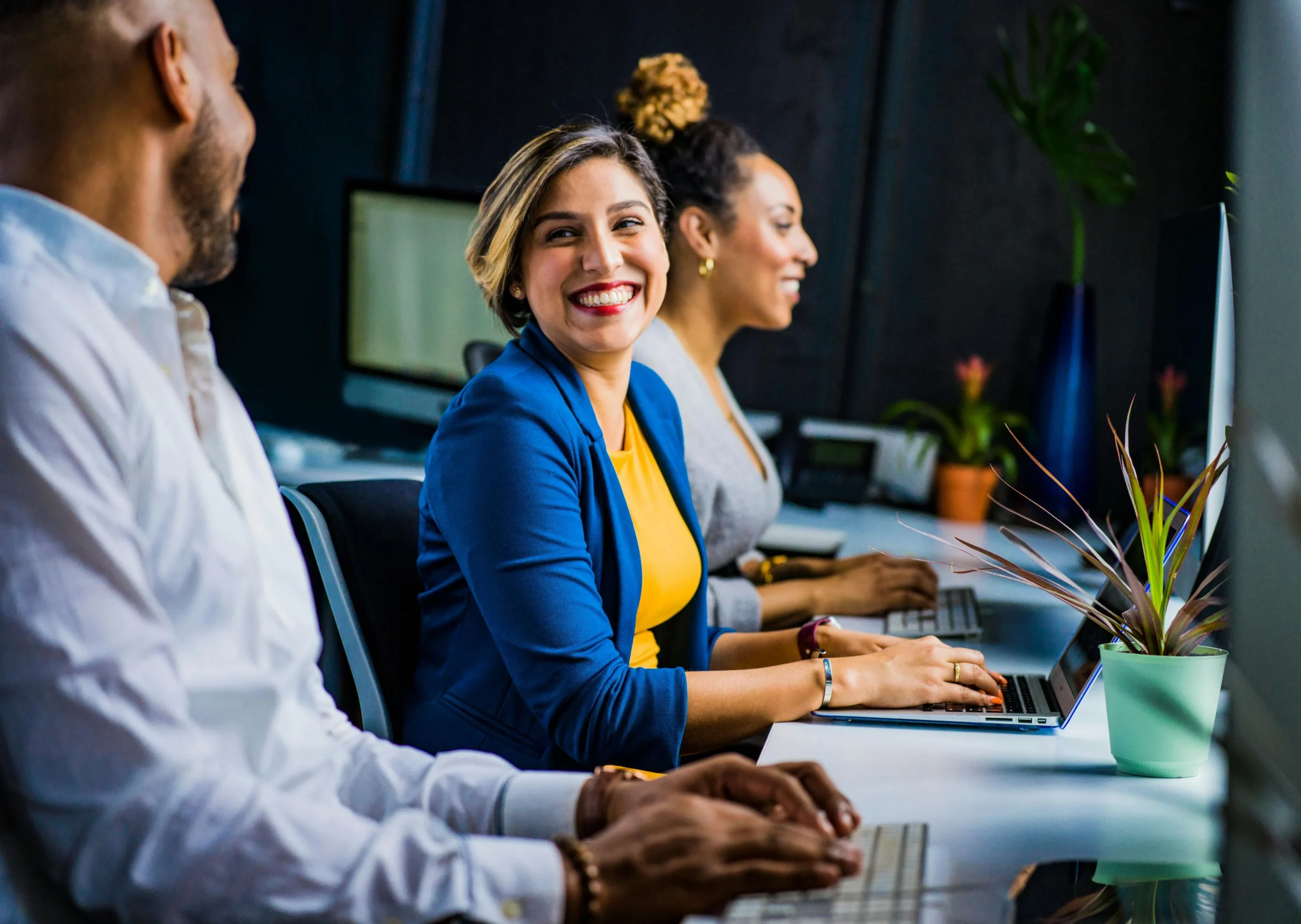 Femme souriante dans son environnement de travail