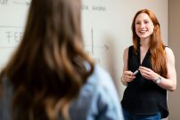 femme devant son tableau et une élève de dos