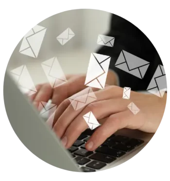 Pastille qui montre des mains sur un clavier avec des icones courrier email en surimpression