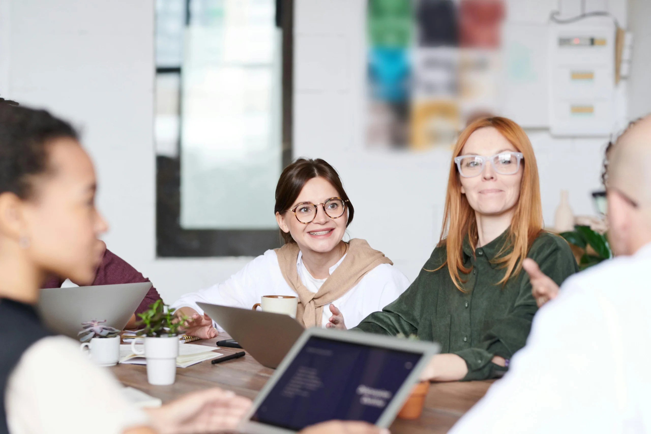 Groupe de travail autour d'une table