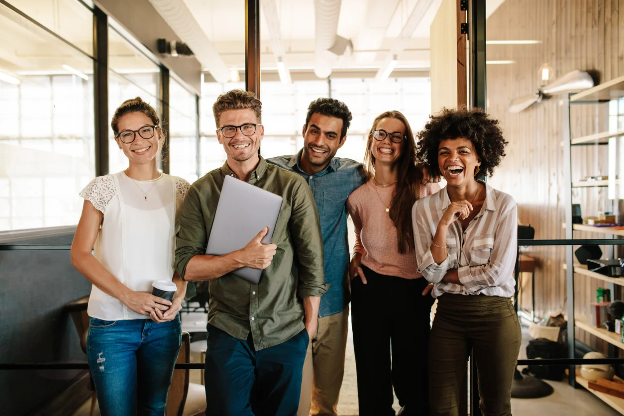 Groupe de jeunes gens très souriants